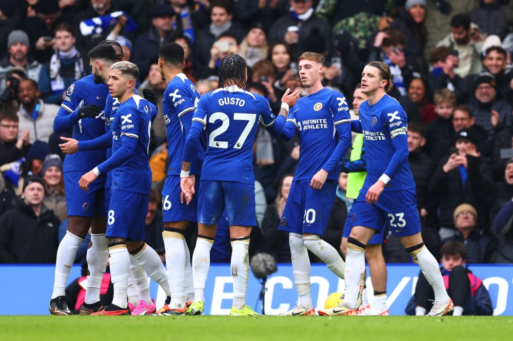 热刺抵达韩国受到热烈欢迎，有球迷在与麦迪逊合影时激动流泪