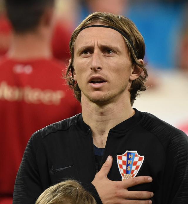 詹姆斯篮板抢断关键时刻锁定胜局