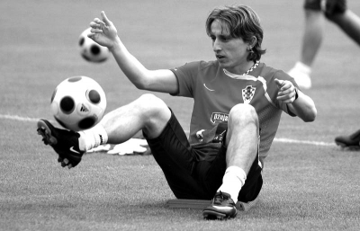 每体：皇马内部已经失衡，他们持续攻击裁判是在转移矛盾