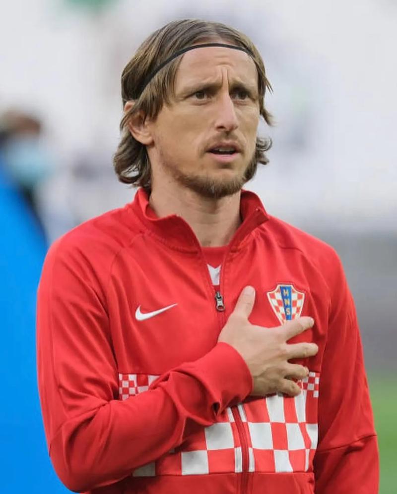 某国脚飞行十小时赶回备战