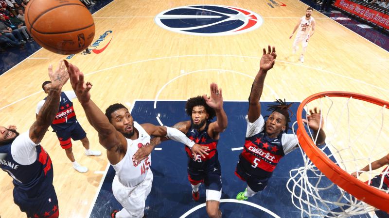 支持球队！欧文坐在场边观看独行侠对阵湖人的比赛