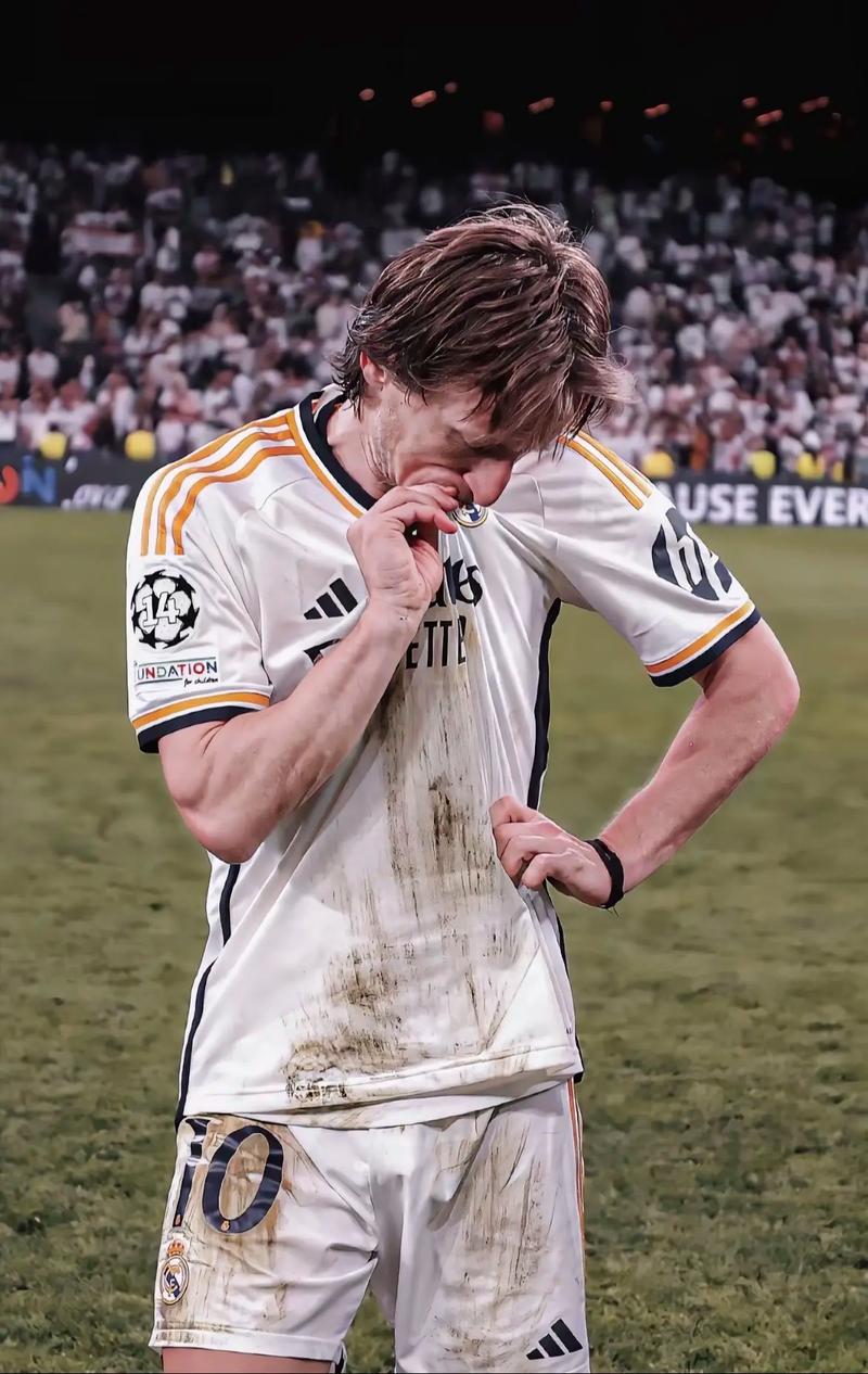 洛杉矶快船以131-116击败黄蜂，哈登55分刷新个人得分纪录，成为首位在两支球队保持得分纪录的球员。